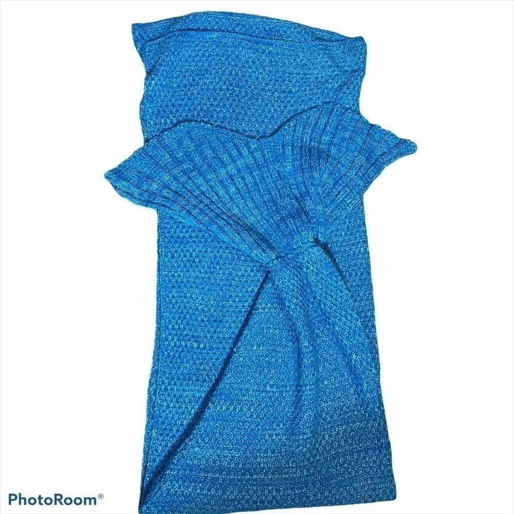 NWOT Knitted Mermaid Tail blanket blue two tone - Picture 4 of 7
